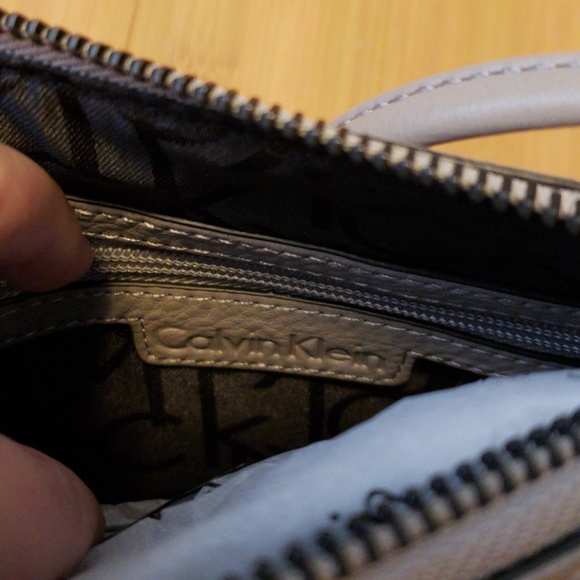 CALVIN KLEIN Leather Crossbody NWT - Picture 4 of 8